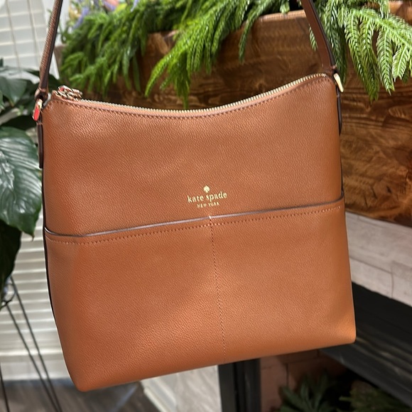Kate Spade bucket purse with 2 front pockets. Tan leather. New W/O tags - Picture 12 of 14
